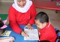 Suka Membaca Buku? Yuk, Ikuti Tips Duduk yang Baik saat Membaca!
