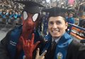 Pria Pakai Baju Spiderman dan Sempat Dicemooh saat Wisuda, Namun Siapa Sangka Ada Kisah Romantis Dibaliknya