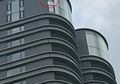 Tak Diketahui Penyebab Lepasnya, Pejalan Kaki Ini Tewas Tertimpa Kaca Penthouse yang Jatuh dari Ketinggian 76 Meter
