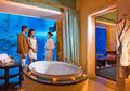 Hotel Ini Punya Kamar Mandi Unik, Salah Satunya Ada di Bawah Air