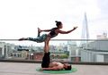 5 Manfaat Acroyoga Untuk Kesehatan, Membentuk Otot Tubuh yang Kuat