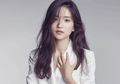 Gaya Edgy ala Kim Tae Ri dengan Pilihan Turtle Neck dan High Waist Denim di Bawah 350 Ribu