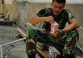Viral di Twitter, Potret 2 Anggota TNI Makan Mie Instan Mentah Saat Bertugas di Palu