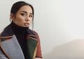 7 Inspirasi Fashion Modis dengan Celana Hitam Ala Angel Pieters