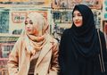 6 Fashion Hijab dengan Outer Ala Anak Cindy Fatikasari, Tengku Syaira!