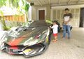 Raffi Ahmad dan Rafathar Beli Mie Yamin Gunakan Mobil Mewah Senilai Rp 9 Miliar