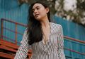 Contek Penampilan Playful Amanda Manopo dengan Playsuit Stripe di Bawah Harga 300 Ribu Rupiah