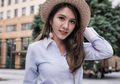 So Stylish! Yuk Tiru 9 Outfit Ala Acha Sinaga yang Cocok Dipakai saat Liburan ke Luar Negeri!