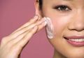 Enggak Hanya Pagi & Malam, Skincare Juga Harus Dipakai di Jam Tertentu. Ini Jadwalnya!