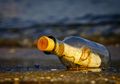Bak Negeri Dongeng, Seorang Perempuan Temukan Kertas dalam Botol, Fakta di Balik Isinya Bikin Sedih!