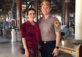 Tak Lagi Eksis di TV, Kadek Devi Tampil Memukau Dampingi Suami Saat Reuni Akademi Kepolisian