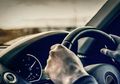 Hampir Minum Air Kencing dalam Taksi Online, Hal Ini Langsung Dilakukan Seorang Penumpang Kepada Sang Supir