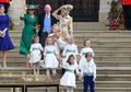 Kejadian Lucu Terjatuhnya Pageboys dan Bridesmaids Ketika Menaiki Tangga Kapel