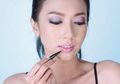 Ingin Terlihat Segar Seharian? Wajib Pilih Warna Lipstik Ini