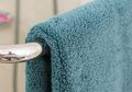 Bahaya! Kita Enggak Boleh Pakai Handuk yang Sama Untuk Wajah & Tubuh! Ini Alasannya