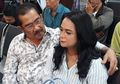 Berderai Air Mata, Shezy Idris dan Suami Bersanding di Sidang Perdana