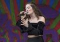 Deretan Gaya Busana Lorde di Atas Panggung yang Bisa Jadi Inpirasi Daily Outfit