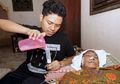 Cerita Khairul: Terpaksa Berhenti Kuliah untuk Rawat Ibunya yang Terkena Kanker Payudara Stadium 4