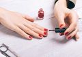 Eyeshadow Kedaluwarsa? Manfaatkan Untuk Buat DIY Kuteks Aja!