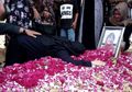 Tangisan Roro Fitria Pecah di Makam Ibundanya: Mama di Surga