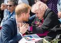 Bertemu Nenek 98 Tahun, Pangeran Harry Langgar Aturan dengan Menciumnya