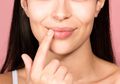 Fatal! Ini 4 Kesalahan yang Suka Kita Lakukan Saat Scrub Bibir!