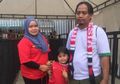 Ibu Rumah Tangga Ini Tak Pernah Absen Tonton Timnas, Begini Kisahnya