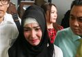 Roro Fitria Berhijab dan Menangis, Sebuah BMW Teronggok di Depan Rumah Mewahnya yang Tak Berpenghuni!