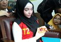 Roro Fitria Bawa Bunga dan Tanah dari Makam Ibunya Saat Persidangan