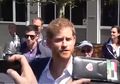 Pangeran Harry 'Marah' karena Meghan Markle Diberi Buket Bunga Besar oleh Seorang Pria