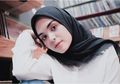5 Padu Padan Simpel Atasan Putih untuk Hijabers Ala Vebby Palwinta!