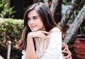 Tiru 6 Fashion Audi Marissa dengan Sneakers Putih Buat Weekend Outfit