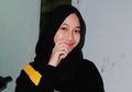 4 Gaya Kece Anak Almarhum Uje, Adiba Khanza dengan Fashion Item Warna Kuning!