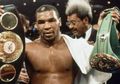 Gara-gara Mike Tyson, Jurnalis Inggris Ikut-ikutan Isap Selinting Ganja