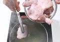 Tak Banyak yang tahu, Ini Dia 4 Manfaat Tak Terduga Memasukkan Air Kelapa Pada Masakan!