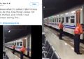 Viral, Para Porter Stasiun Pasar Senen Jakarta Tundukkan Kepala dan Berdoa untuk Penumpang di Depan Kereta yang Akan Berangkat