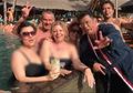 Hotman Paris Bagikan Foto Lengkap Bersama Istri dan Anaknya, Ekspresinya Jadi Sorotan