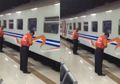 Aksi Porter Menunduk di Samping Kereta yang Menyentuh Viral di Media Sosial, Ini Kata PT KAI