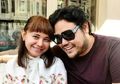 Bertemu di Bandara, Rossa Bersandar Mesra di Bahu Ivan Gunawan