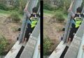 Viral Video Anggota Polisi Gunakan Seutas Tali untuk Cegah Pemuda yang Coba Bunuh Diri