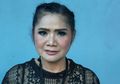 Vina Panduwinata Hadiri Jakarta Fashion Week dengan Tampilan Tertutup, Sudah Hijrah?