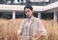 Stunning! Anggunnya 6 Outfit Kondangan Enggak Biasa ala Maudy Ayunda!
