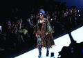 Berlenggak-lenggok Bak Model dengan Kacamata Hitam dan Boots, Menteri Susi Bikin JFW 2019 Riuh