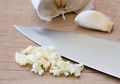 Cara Simpan Bawang Putih Cincang, Begini Cara Tepat Menyentok Bawang Putih Cincang Supaya Awet Segarnya