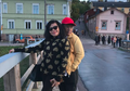 Momen Romantis Hotman Paris dan Istrinya Buat Simbol Cinta dengan Latar Belakang Menara Eiffel, So Sweet!