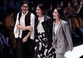 Meriahkan Panggung JFW 2019, Begini Gaya Kece Dian Sastro Saat Catwalk