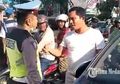 Viral Video Pengendara Mobil Nekat Tahan HT Polisi Karena Tak Terima Ditilang