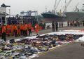 Puluhan Sisa Pakaian Korban dan Puing Lion Air JT 610 Hasil Evakuasi Dijejerkan di JICT 2