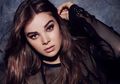 Inspirasi Outfit Hitam Putih yang Stylish Ala Hailee Steinfeld. Cocok buat Hangout!