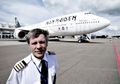 Bruce Dickinson, Vokalis Iron Maiden yang 'Nyambi' Jadi Pilot Profesional